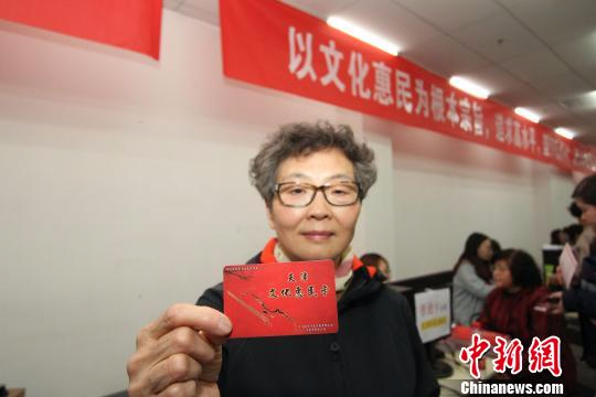 一位市民展示快速办好的文惠卡。　张道正 摄