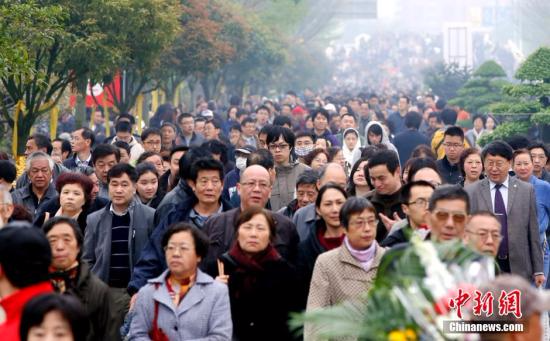资料图：2015年4月5日，上海周边墓区迎来扫墓大客流。随着民众观念的不断改变，文明祭扫已成常态。<span target='_blank' href='http://www.chinanews.com/'></div>中新社</span>发 汤彦俊 摄