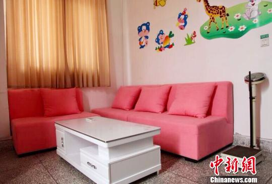 图为重庆市渝北中学校的“母婴室”，室内以温暖的粉色调为主，配备设施齐全，墙还贴着各类富有童真童趣的贴画显得爱意十足。　高吕艳杏 摄