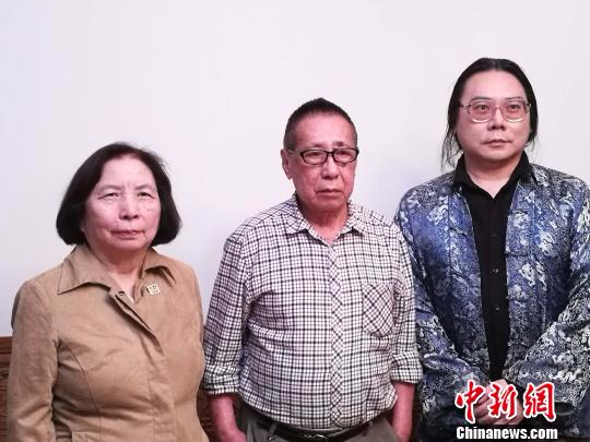 图为2016年12月20日，符兆祥夫妇及长子符立中在台北家中。　关向东 摄