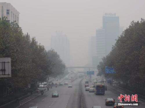 资料图：郑州城区笼罩灰霾。韩章云 摄
