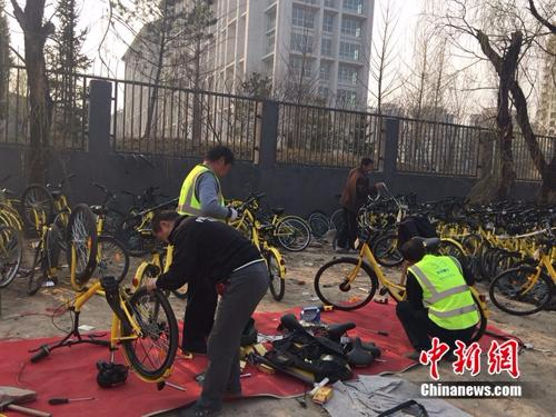 在北京某个共享单车维修点，修车师傅正在工作。<span target='_blank' href='http://www.chinanews.com/' ></div>中新网</span> 吴涛 摄