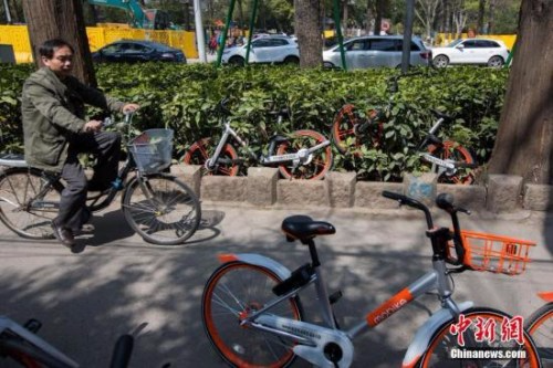 南京一慢车道遭遇共享单车“占领”。<span target='_blank' href='http://www.chinanews.com/'></div>中新社</span>记者 泱波 摄