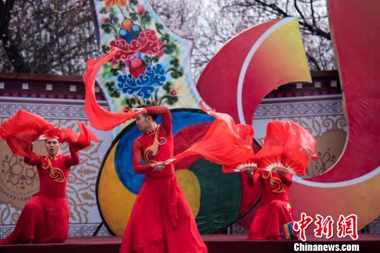 4月2日广东舞蹈演员为“林芝。桃花音乐盛典”助兴演出 何蓬磊 摄