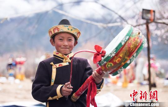 4月2日西藏米林“林芝。桃花音乐盛典”后台的小演员 何蓬磊 摄