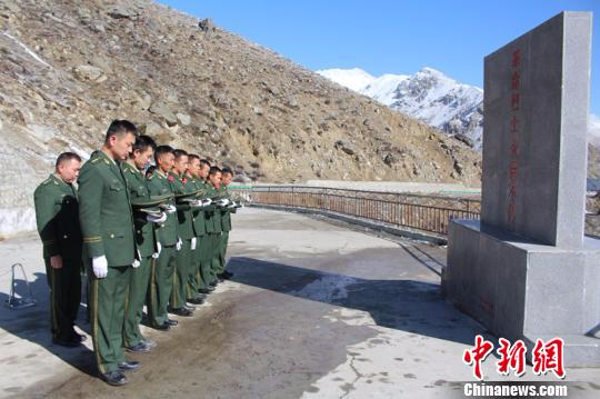 聂拉木边防大队官兵正在革命烈士纪念碑前默哀 杜皓东 摄