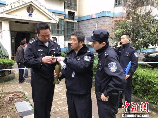 南京一市民捡废铁捡回一枚迫击炮弹，警方快速处置安全撤走。　国武 摄