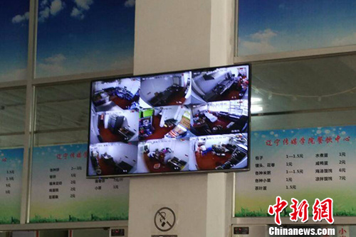 辽宁传媒学院食堂内的屏幕直播后厨状况。受访者供图