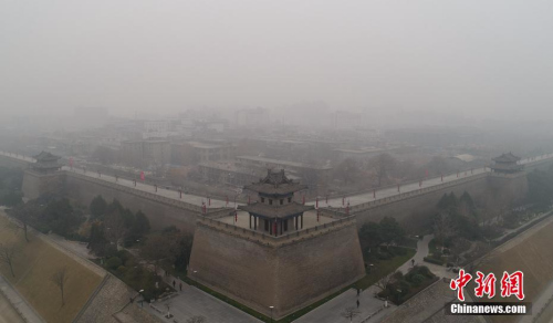 1月4日，西安城区一片“朦胧”，连日来陕西关中连续遭遇雾霾天气。当日，西安市气象台继续发布霾橙色预警信号。<a target='_blank' href='http://www.chinanews.com/'></table>中新社</a>记者 张远 摄