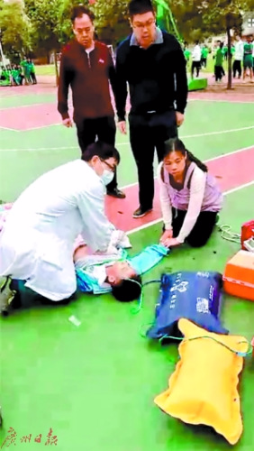 医院医护人员抵达后，校医欧杏妹依然保持着跪姿参与抢救。