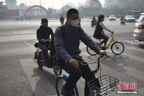 北京迎来沙尘天气市区能见度降低，市民佩戴口罩出行。 <a target='_blank' href='http://www.chinanews.com/' ></table>中新网</a>记者 金硕 摄