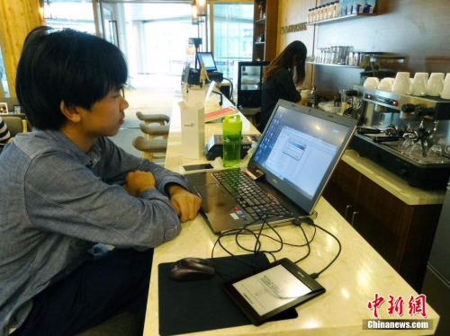 资料图：一家提供电子书阅读的咖啡屋。<a target='_blank' href='http://www.chinanews.com/'></table>中新社</a>发 王路宪 摄