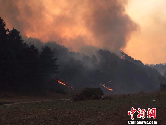 河北承德县发生森林大火目前山火仍未扑灭