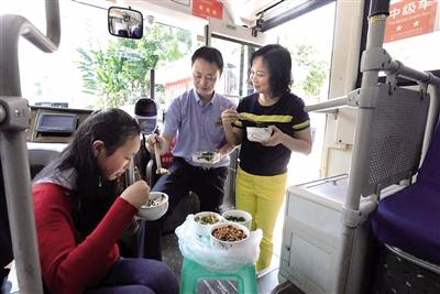 昨日，145路劳模驾驶员石柱收到一份让他开心的礼物，妻子冯祥芸带着女儿为他送节日午餐。 本报记者 杨新宇 摄