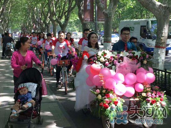 这个婚礼真潮！郑州一教师结婚用共享单车当车队