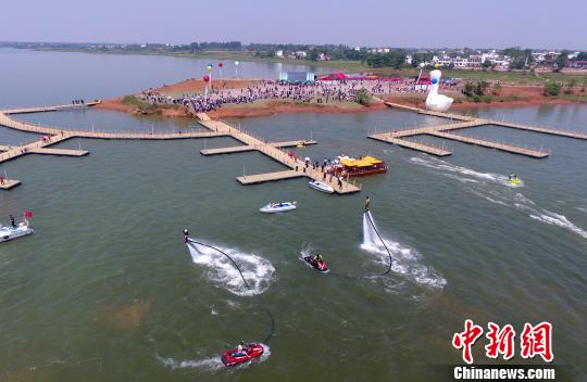 水上飞龙、花式摩托艇等水上表演项目精彩纷呈，吸引了众多游客观赏。　刘占昆　摄
