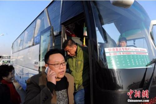 资料图：乘客乘坐北京快速直达专线47路。<span target='_blank' href='http://www.chinanews.com/'></div>中新社</span>发 刘亮 摄