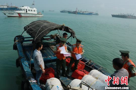 图为广西海警一支队检查过往船只。　刘寒丰 摄