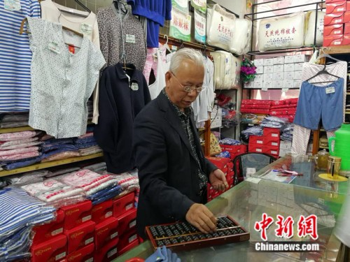 61岁的售货员张志国 <a target='_blank' href='http://www.chinanews.com/' ></table>中新网</a>记者 张尼 摄