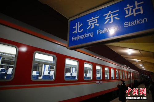 资料图：北京东站开往燕郊的临客K7783次列车开始检票。王骏 摄