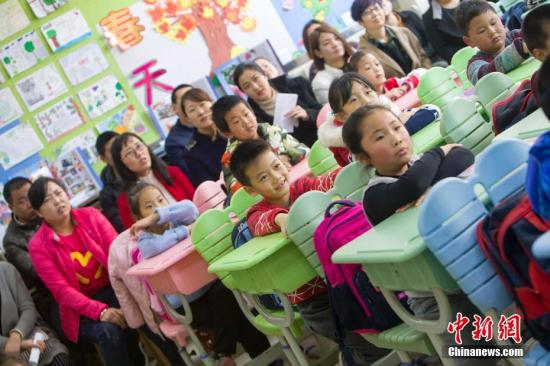 自理哦啊图：山西太原，家长们与孩子们同上一堂课，了解孩子们的学习情况。<span target='_blank' href='http://www.chinanews.com/'></div>中新社</span>记者 张云 摄