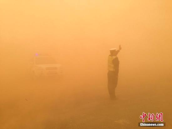 在内蒙古西部阿拉善盟，沙尘暴更为严重。阿拉善右旗公安局交警大队恩格日乌苏中队交警坚守戈壁路，令人动容。 石斌 摄