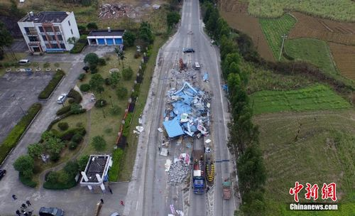 2016年1月13日，在209国道广西柳州市融安县浮石镇路段，工人们正在拆除浮石收费站。谭凯兴 摄