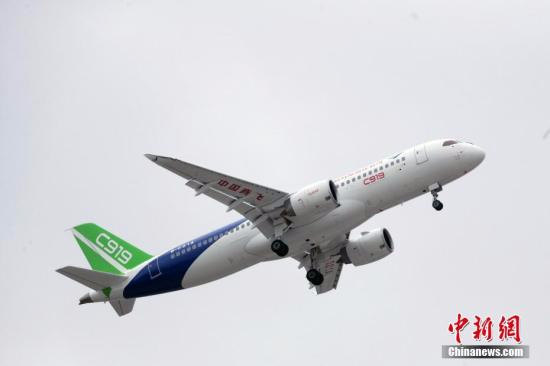 5月5日下午2时许，首架国产大飞机C919在上海浦东机场4号跑道成功起飞。张亨伟 摄