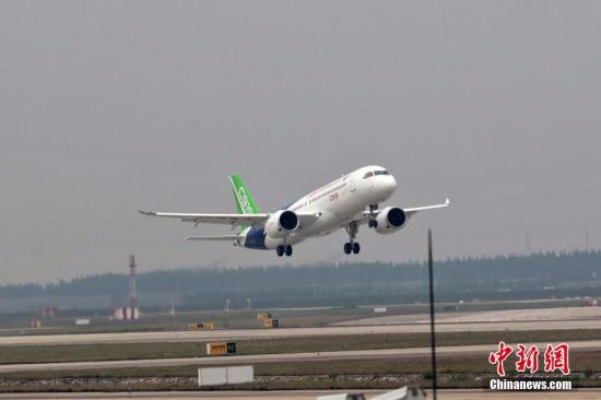 5月5日下午2时许，首架国产大飞机C919在上海浦东机场4号跑道成功起飞。张亨伟 摄