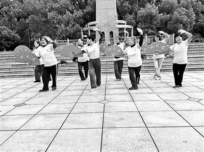 美国大妈的中国广场舞生活：想把广场舞带回美国