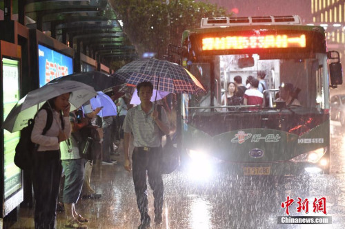 5月8日，广州城区受强雷雨云团影响，在下班高峰期下起暴雨。<a target='_blank' href='http://www.chinanews.com/'></table>中新社</a>记者 陈骥旻 摄