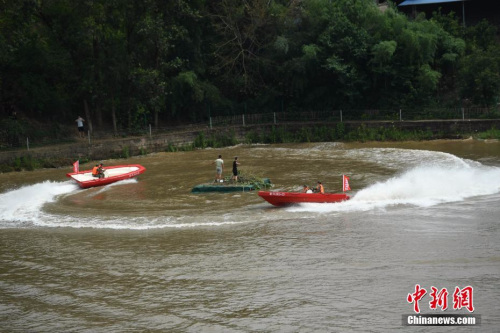 5月9日，重庆市举行2017年军地抗洪抢险综合应急演练，图为救援人员正在演习转移被困民众。 陈超 摄
