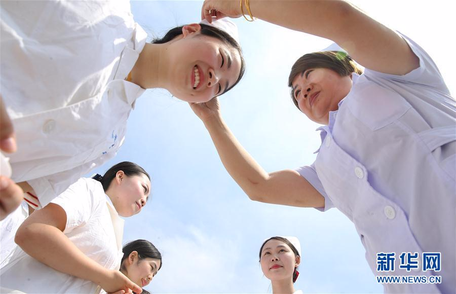 #（社会）（1）湖南衡阳：母女传承迎接护士节