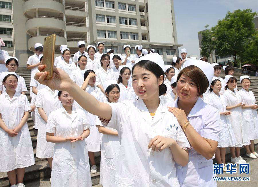 #（社会）（2）湖南衡阳：母女传承迎接护士节