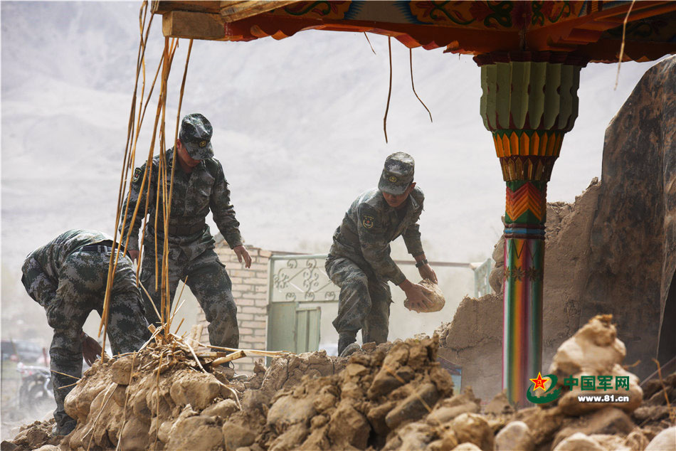 高清:新疆塔什库尔干县地震 边防官兵紧急救援