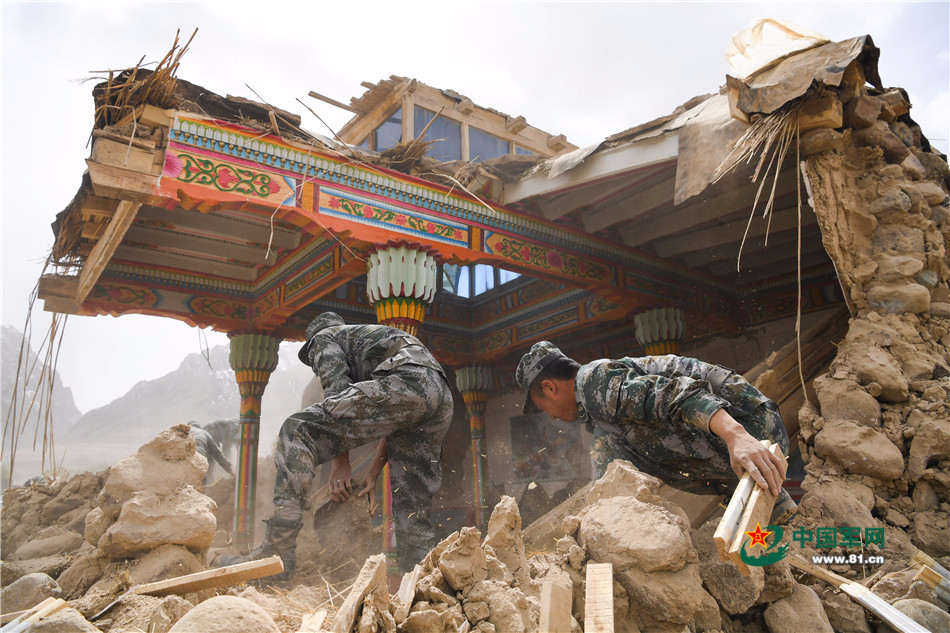 高清:新疆塔什库尔干县地震 边防官兵紧急救援【3】