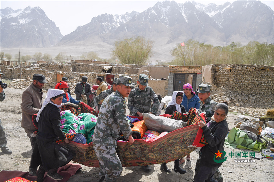 高清:新疆塔什库尔干县地震 边防官兵紧急救援【5】