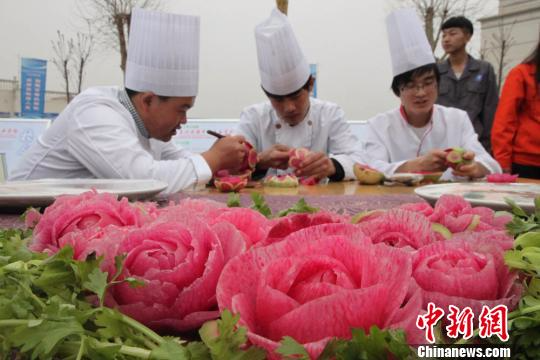 资料图：职业学校学生制作的“萝卜玫瑰”。　刘玉桃 摄