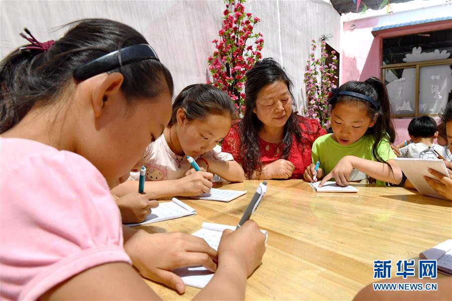 （社会）（2）“代理妈妈”陈玉文为孤困儿童撑起一片天