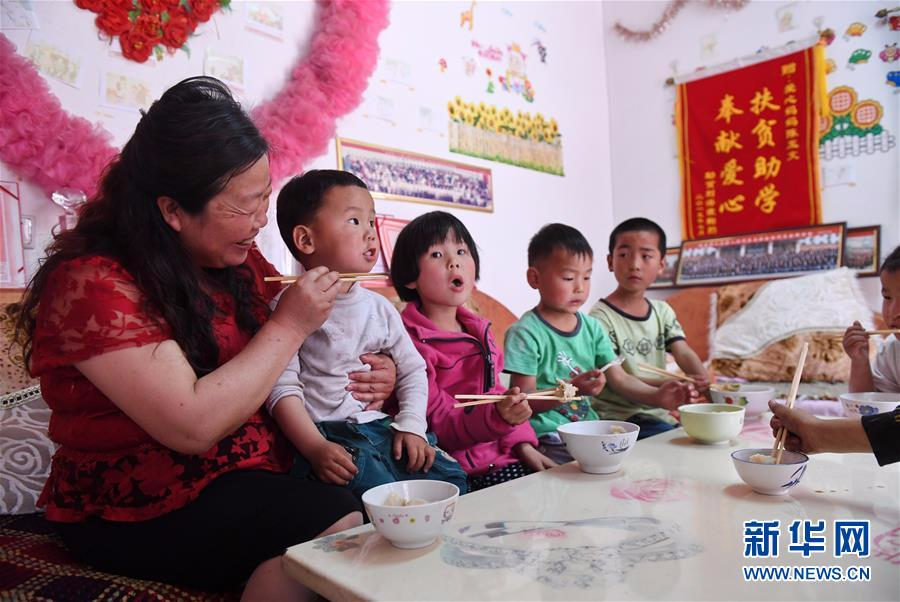 （社会）（4）“代理妈妈”陈玉文为孤困儿童撑起一片天