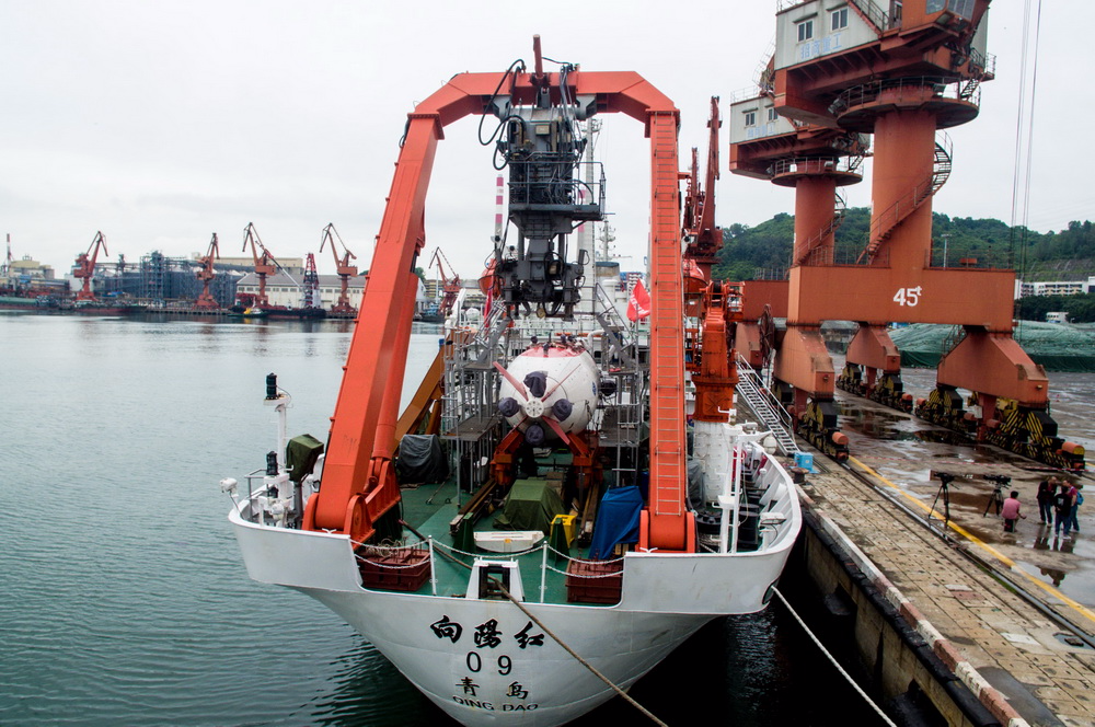 5月16日，搭载“蛟龙”号的“向阳红09”船在深圳赤湾港码头等待起航。
