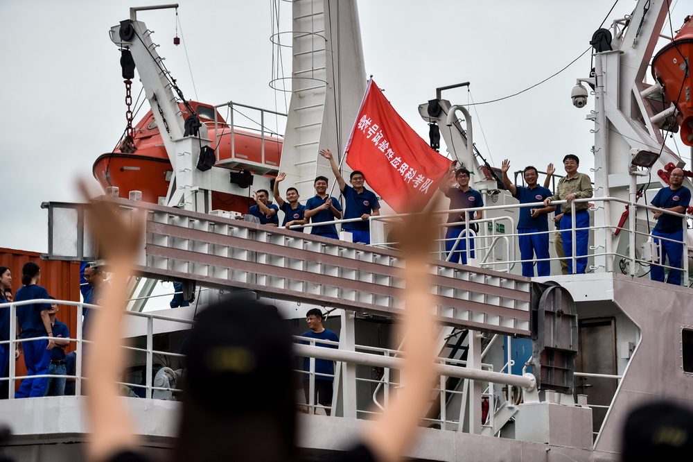 5月16日，“向阳红09”船起航，船上的科考队员向送行的人们挥手告别。