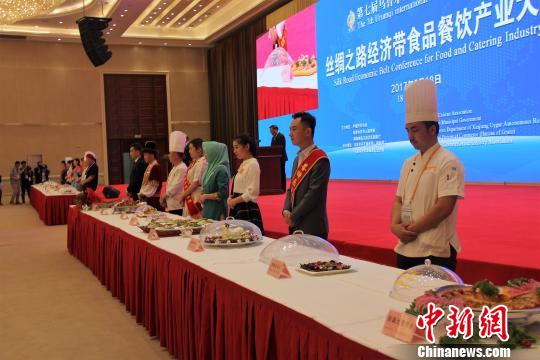 图为第七届乌鲁木齐国际食品餐饮博览会首次发布了新疆“十大美食”和“十大名菜”。　迪娜 摄
