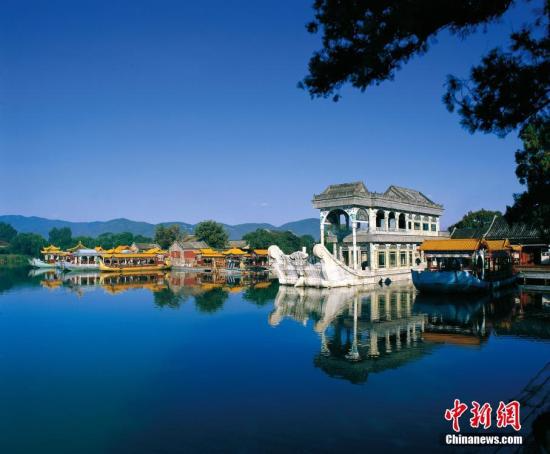资料图：颐和园万寿山西麓岸边的白石石舫及游湖艇。 于云天 摄 图片来源：CTPphoto