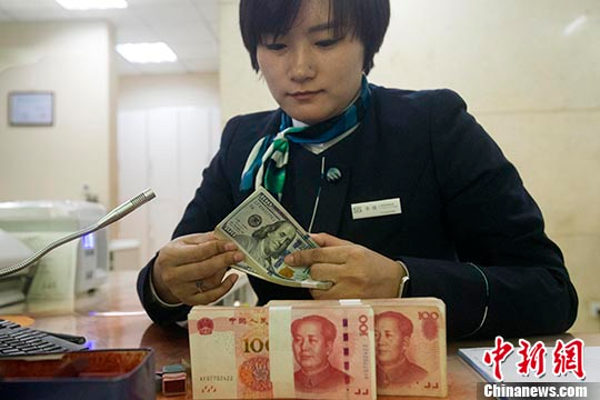 10月31日，山西太原，一名银行工作人员清点货币。 <span target='_blank' href='http://www.chinanews.com/'></div>中新社</span>记者 张云 摄