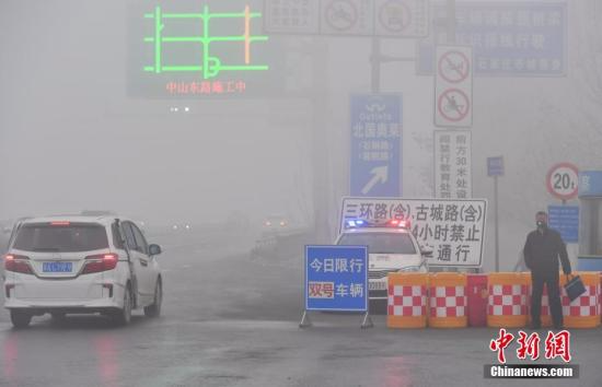 2017年1月3日，河北10市启动重污染天气应急预警。图为石家庄当日限行双号车辆。 <span target='_blank' href='http://www.chinanews.com/'></div>中新社</span>记者 翟羽佳 摄