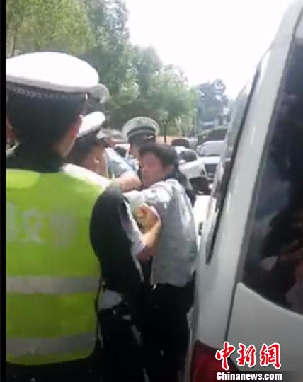 云南云县交警与面包车司机发生冲突交警大队被责令道歉