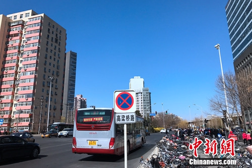 北京西直门大街附近的公交车站。<span target='_blank' href='http://www.chinanews.com/' ></div>中新网</span> 种卿 摄