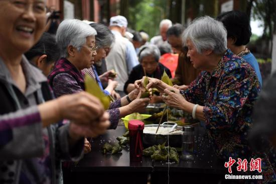 5月25日，重庆歌乐山的200余位老人一起包粽子，迎接端午佳节的来临。 <span target='_blank' href='http://www.chinanews.com/'></div>中新社</span>记者 陈超 摄