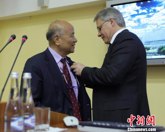 中国工程院院士倪维斗获授“鲍曼大学杰出贡献勋章”